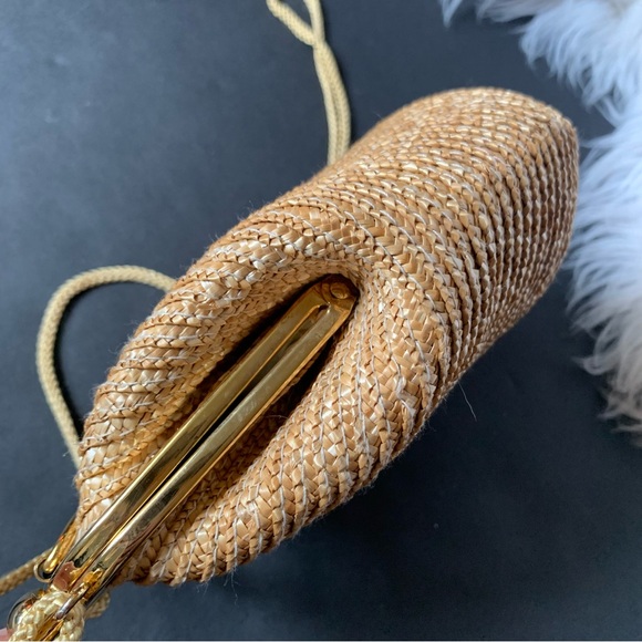 v i n t a g e :: La Regale Woven Wicker Purse Crossbody - Picture 4 of 12